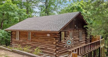 Pet-Friendly Cabin | Balcony · Hot Tub · Starlink