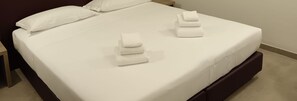 Camera con letto matrimoniale o 2 letti singoli | Cassaforte in camera, una scrivania, tende oscuranti, insonorizzazione