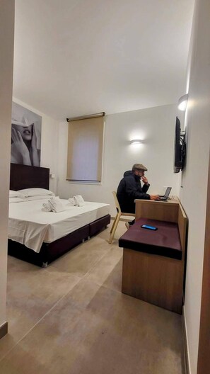 In-room safe, desk, blackout curtains, soundproofing - Bertiera Rooms (Bologna)