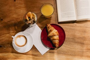 Ferdiglaget frokost hver dag (EUR 6 per person)