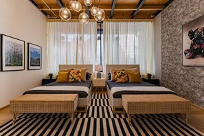 5 Schlafzimmer, Schreibtisch, Bügeleisen/Bügelbrett, Reisekinderbett