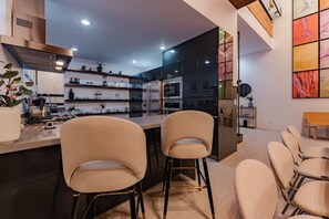 Geladeira, micro-ondas, fogão, cooktop