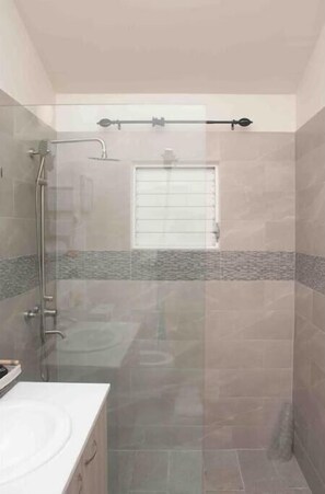 Sèche-cheveux, serviettes fournies, savon, shampoing