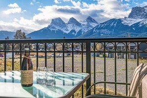 Property grounds - Luxury 3B Mountain Views - Pool & HotTub - Sleeps 10 (Canmore)