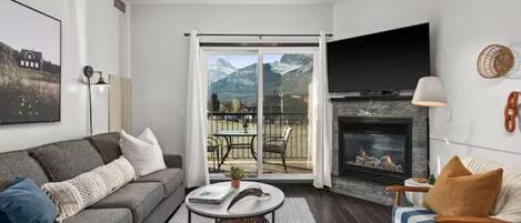 Smart TV, lareira, livros