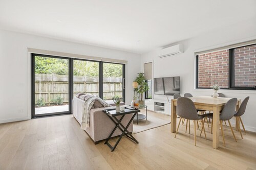 StayAU Modern 4BR TH Bayswater