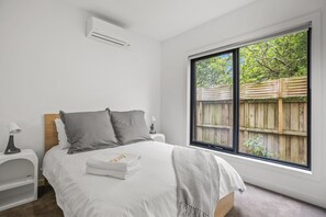 4 habitaciones, tabla de planchar con plancha y cuna de viaje 