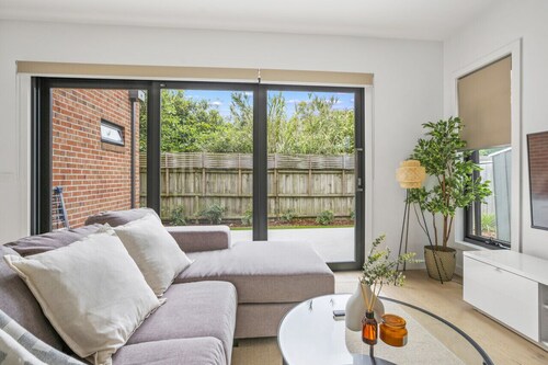StayAU Modern 4BR TH Bayswater