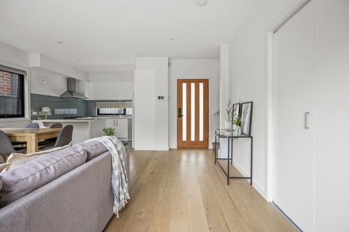 StayAU Modern 4BR TH Bayswater