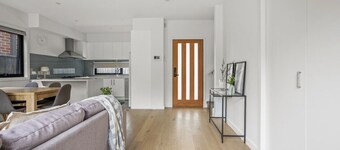 StayAU Modern 4BR TH Bayswater