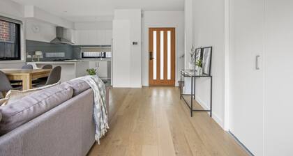 StayAU Modern 4BR TH Bayswater