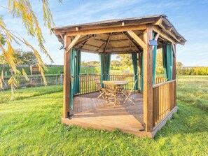 Outdoor dining - Beautiful grounds, well thought out. (Cambridge)