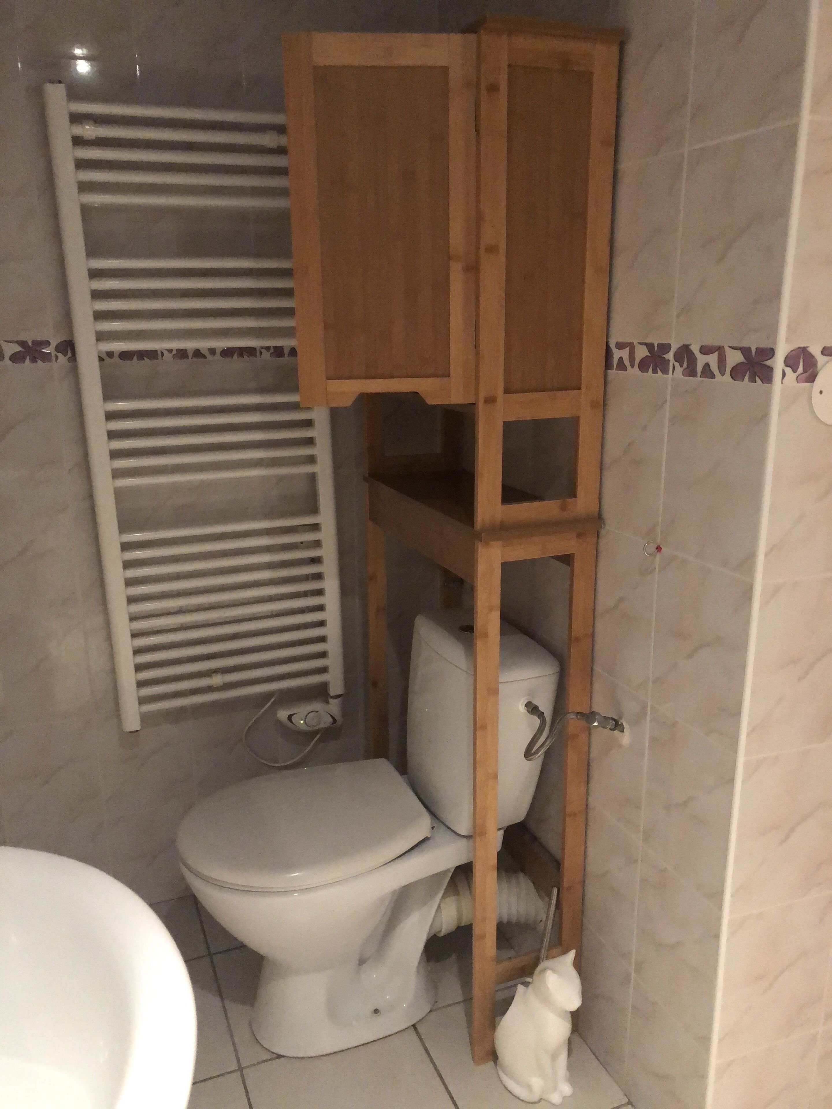 Haartrockner, Handtücher, Seife, Toilettenpapier