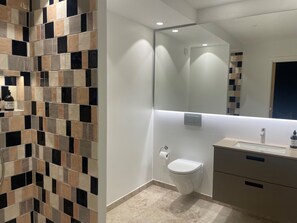 Căn hộ Grand | Phòng tắm | Buồng tắm vòi sen, vòi sen thủy lực, đồ dùng nhà tắm miễn phí 