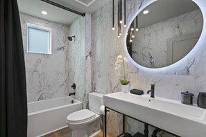 Een douche, een haardroger, handdoeken, zeep