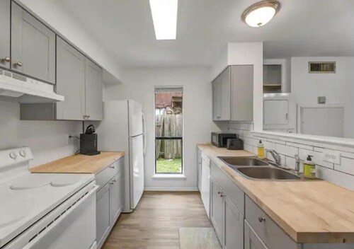 Kozy Cottage: Pet Friendly + Newly Renovated Unit