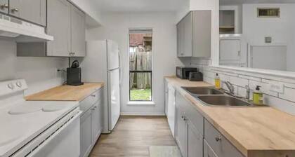 Kozy Cottage: Pet Friendly + Newly Renovated Unit