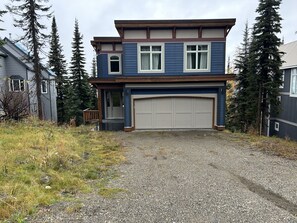 Exterior - Modern home with private hot tub, sauna, heated floors and private suite.  (Silver Star Mountain)