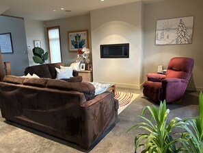 Smart TV, fireplace, stereo