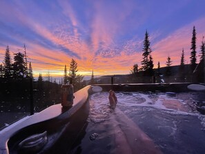 Outdoor spa tub - Modern home with private hot tub, sauna, heated floors and private suite.  (Silver Star Mountain)