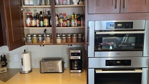 Kaffetrakter/tekoker, kjøleskap, mikrobølgeovn og ovn