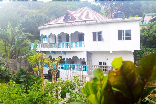 Exterior - Bright Country Apartment at Robin Hood guesthouse (Port Antonio)
