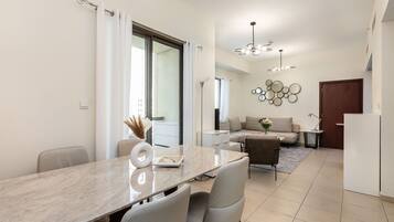 Căn hộ Premium, 1 phòng ngủ, ban công, quang cảnh thành phố | Phòng khách | TV màn hình phẳng 46-inch có truyền hình kỹ thuật số