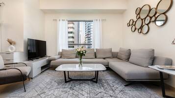 Premium-Apartment, 1 Schlafzimmer, Balkon, Stadtblick | Wohnzimmer | 46-Zoll-Flachbildfernseher mit Digitalempfang