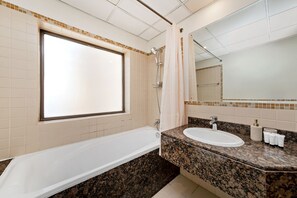 Premium Apartment, 1 Bedroom, Balcony, City View | Bathroom