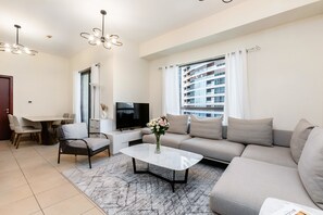 尊荣公寓, 1 间卧室, 阳台, 城市景观 | 客厅 | 46-英寸纯平电视（配备数码频道）