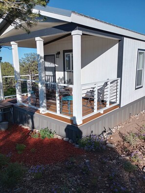 Terrace/patio - Escape to this serene mountain getaway – relax in nature’s beauty. Dogs welcome! (Edgewood)