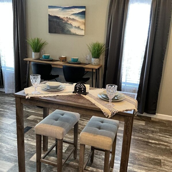 Dining - Escape to this serene mountain getaway – relax in nature’s beauty. Dogs welcome! (Edgewood)