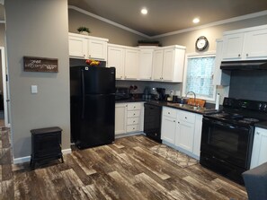 Fridge, microwave, oven, stovetop - Escape to this serene mountain getaway – relax in nature’s beauty. Dogs welcome! (Edgewood)