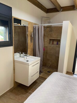 4 habitaciones, tabla de planchar con plancha, wifi y ropa de cama 