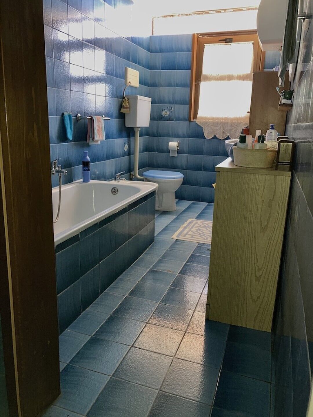 Une salle de bain avec une baignoire, des toilettes et un lavabo.
