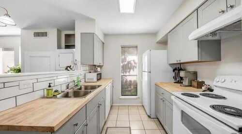 Deep Blue + Pet Friendly + Newly Renovated