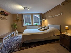 4 bedrooms, desk, WiFi, bed sheets