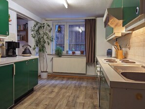 Fridge, oven, stovetop, coffee/tea maker