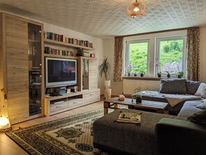 TV connectée, livres, écrans d'ordinateur