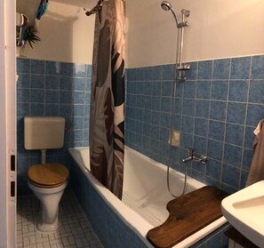 Séchoir à cheveux, serviettes fournies, savon, papier de toilette