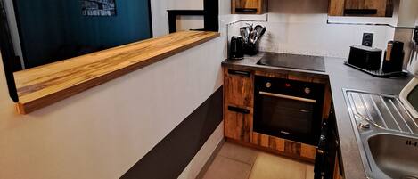 Réfrigérateur, four à micro-ondes, un four, surface de cuisson