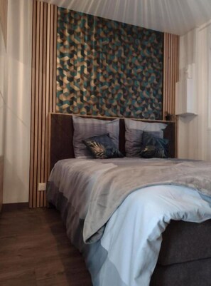 1 soverom, safe på rommet, skrivebord og reiseseng for barn