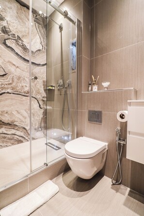 Secador de cabelo, toalhas de banho