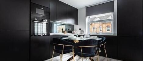 Een koelkast, een microgolfoven, een oven, een vaatwasser