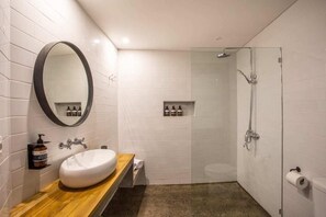 Secador de pelo, toallas, jabón y papel higiénico