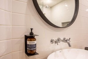 Hårtørrer, håndklæder, Sæbe, Toiletpapir