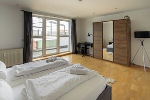 3 bedrooms, in-room safe, desk, iron/ironing board