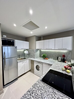 Kylskåp, mikrovågsugn, ugn och spishäll