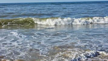 Ligstoelen aan het strand