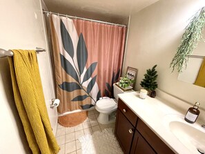 Asciugacapelli, bidet, asciugamani, sapone